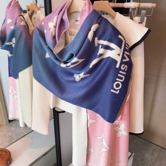 ๐โจAUTHENTICโจ๐Louis Vuitton scarf - Picture 4 of 4